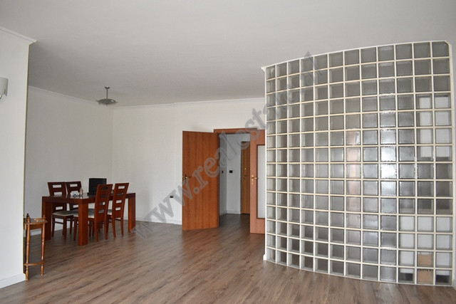 Apartament 3+1 me qira ne rrugen Ibrahim Rugova ne Tirane.
Ndodhet ne katin e katert te nje pallati